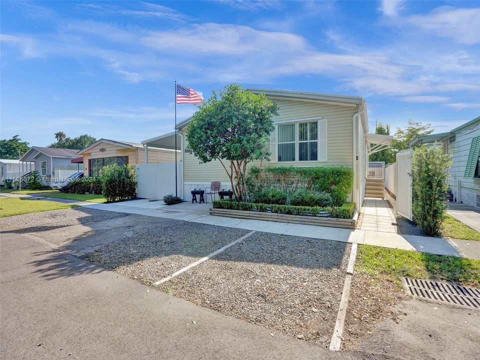 Active With Contract: $315,000 (3 beds, 2 baths, 1344 Square Feet)