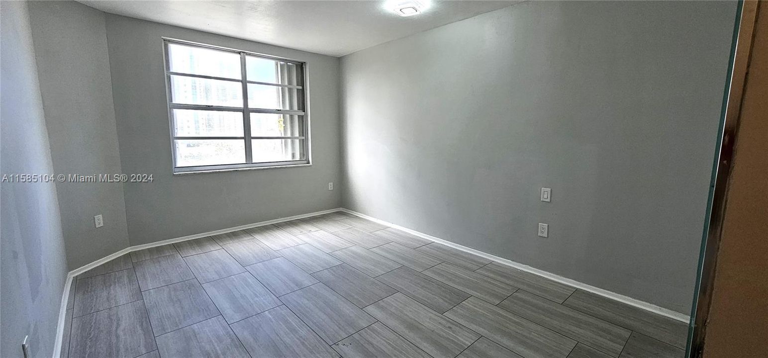 For Rent: $2,400 (1 beds, 1 baths, 870 Square Feet)
