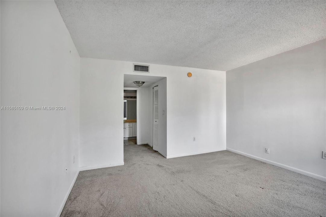 For Sale: $227,000 (1 beds, 1 baths, 764 Square Feet)