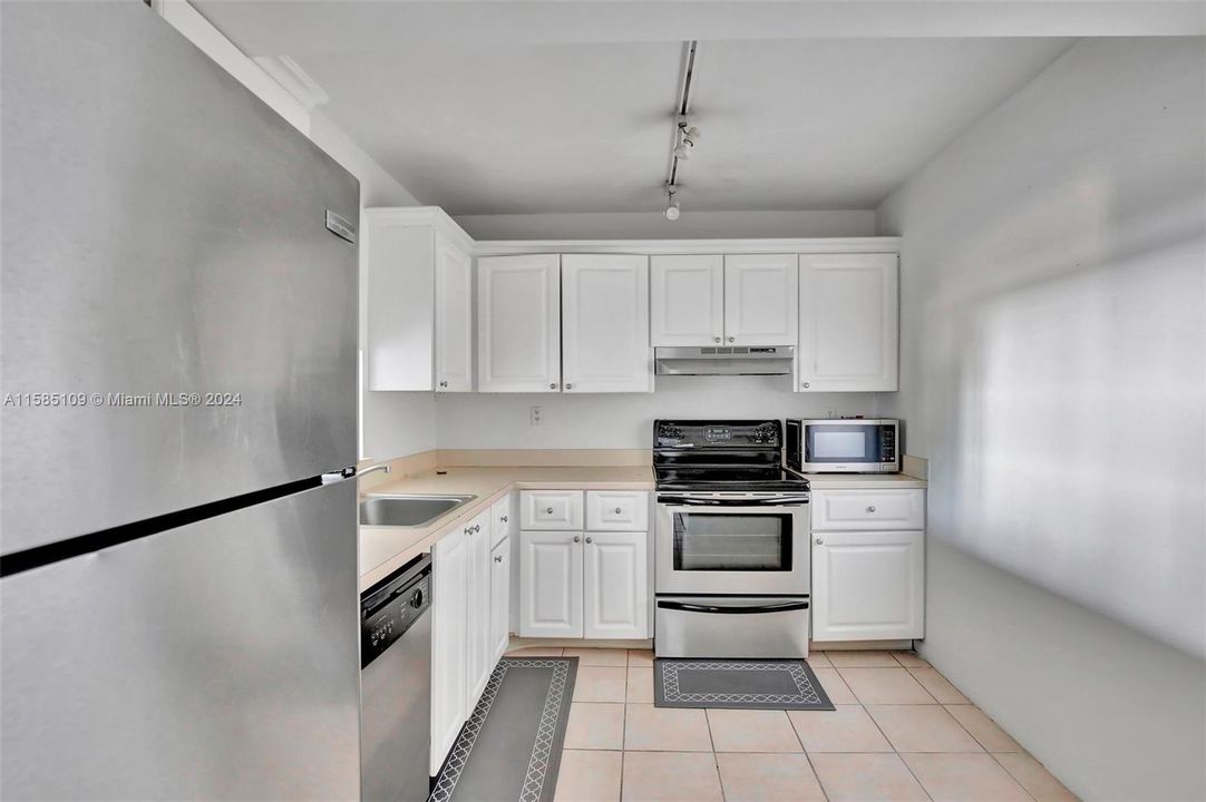 For Sale: $227,000 (1 beds, 1 baths, 764 Square Feet)