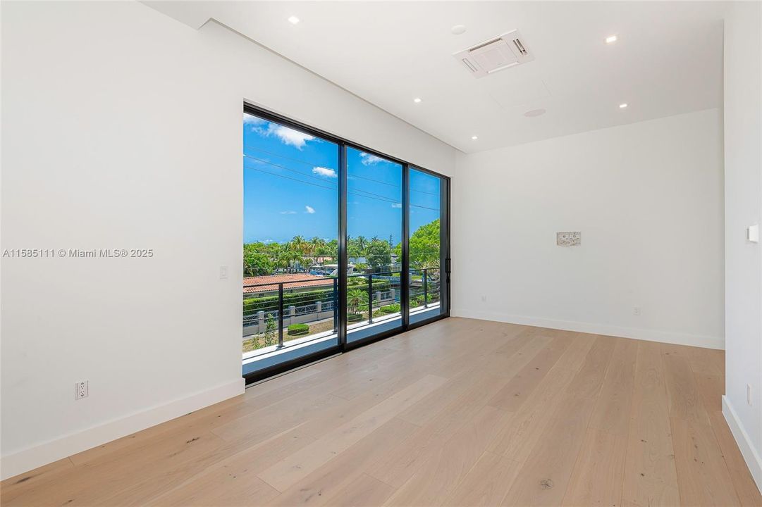 合同活跃: $8,000,000 (6 贝兹, 7 浴室, 0 平方英尺)