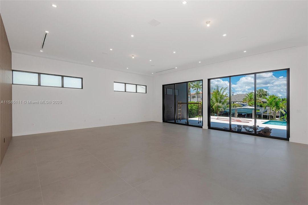 合同活跃: $8,000,000 (6 贝兹, 7 浴室, 0 平方英尺)