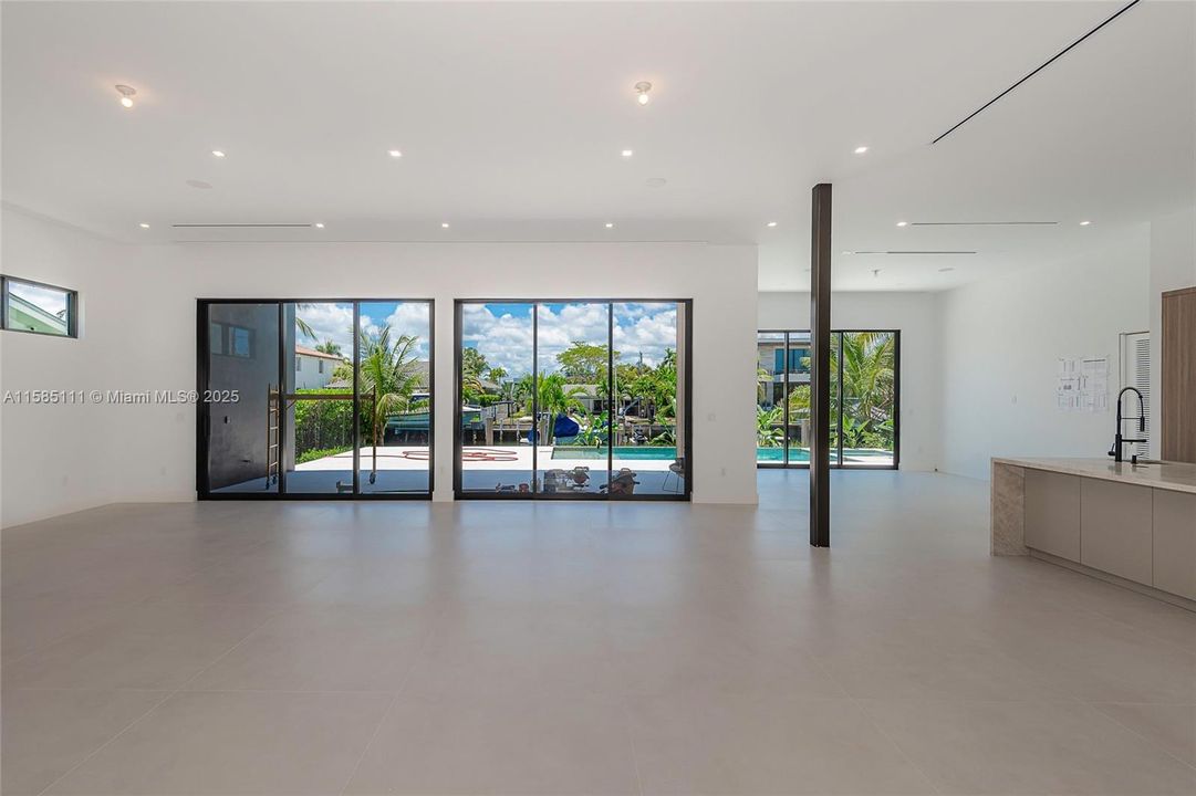 合同活跃: $8,000,000 (6 贝兹, 7 浴室, 0 平方英尺)