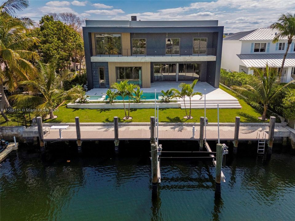 合同活跃: $8,000,000 (6 贝兹, 7 浴室, 0 平方英尺)