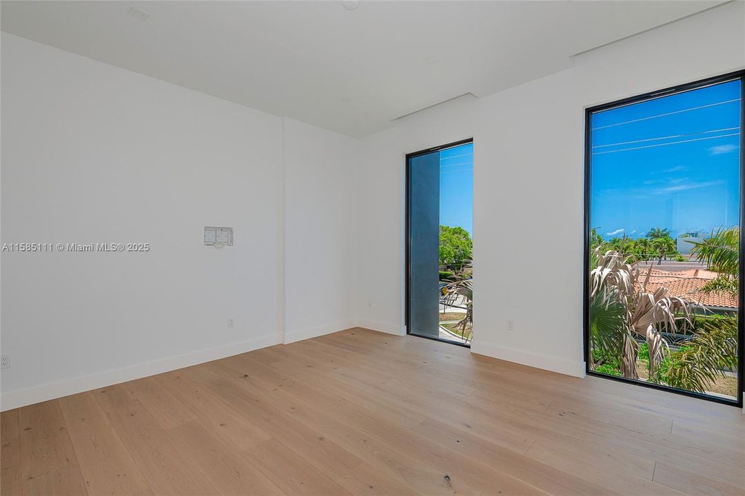 合同活跃: $8,000,000 (6 贝兹, 7 浴室, 0 平方英尺)