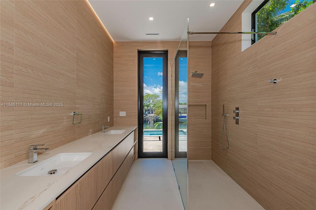 合同活跃: $8,000,000 (6 贝兹, 7 浴室, 0 平方英尺)