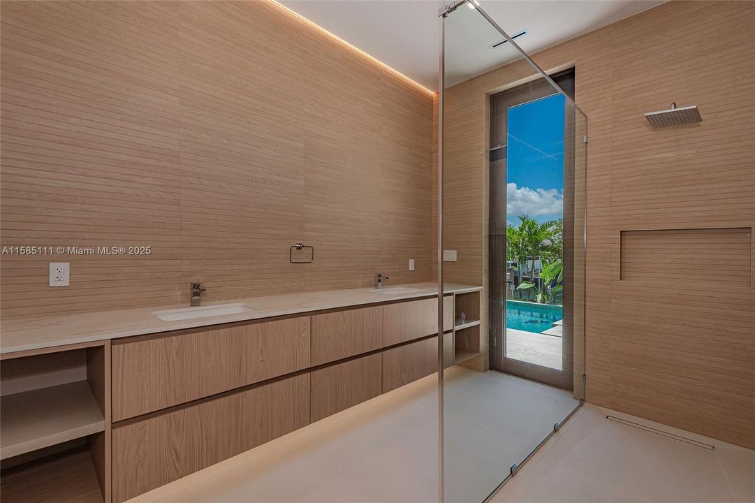 合同活跃: $8,000,000 (6 贝兹, 7 浴室, 0 平方英尺)