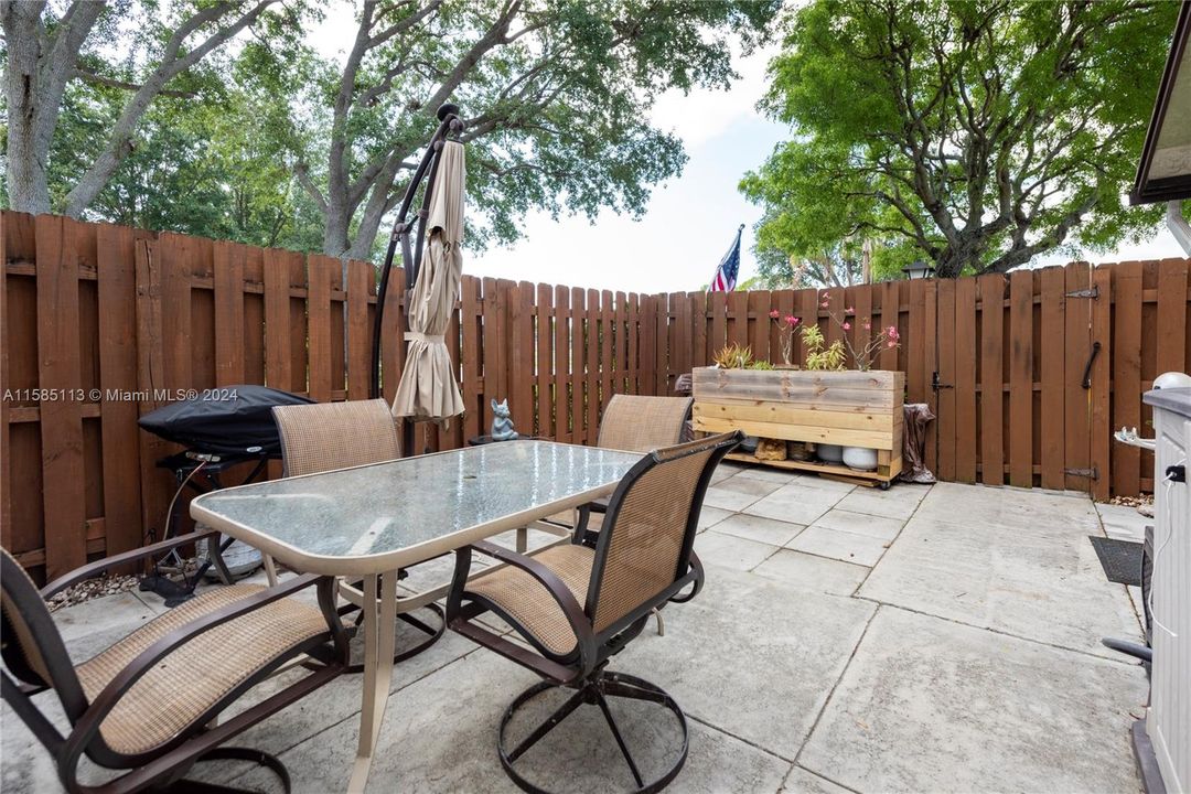 Recently Sold: $299,900 (2 beds, 2 baths, 1316 Square Feet)