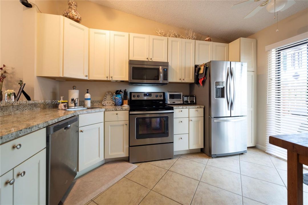 Recently Sold: $299,900 (2 beds, 2 baths, 1316 Square Feet)