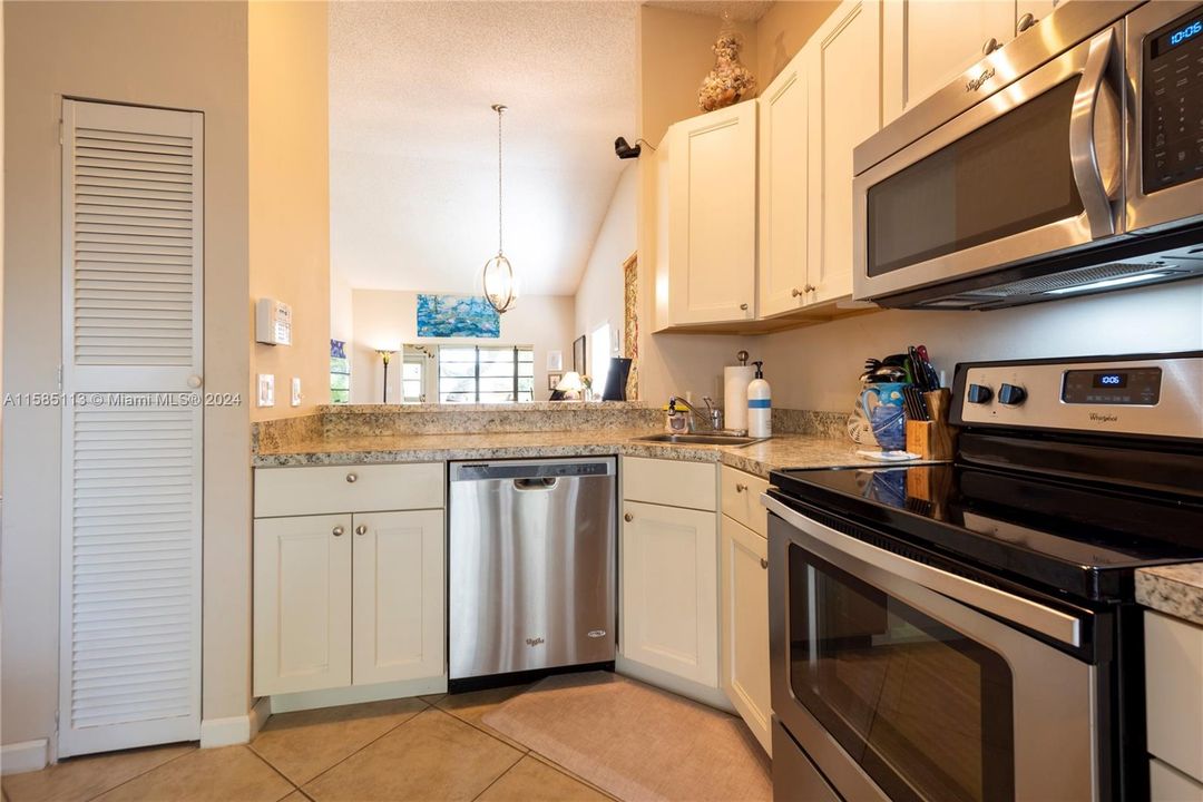 Recently Sold: $299,900 (2 beds, 2 baths, 1316 Square Feet)