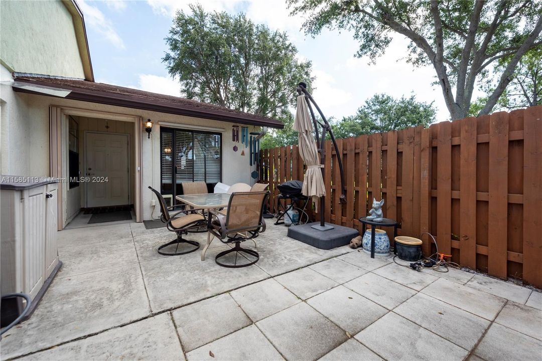 Recently Sold: $299,900 (2 beds, 2 baths, 1316 Square Feet)