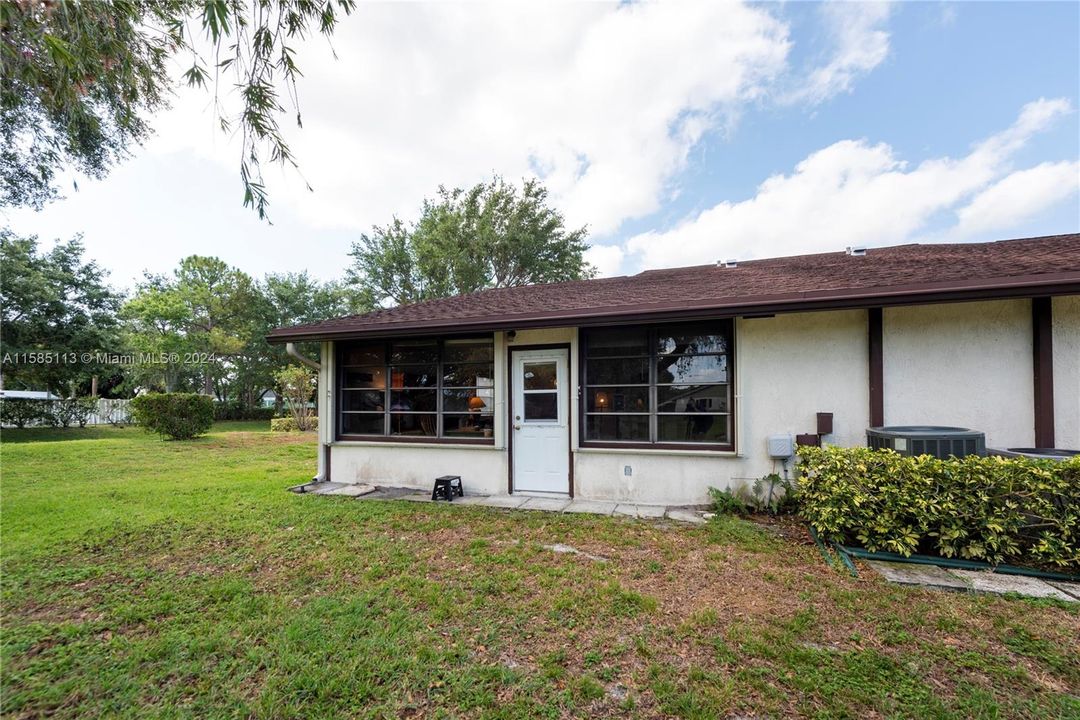 Recently Sold: $299,900 (2 beds, 2 baths, 1316 Square Feet)