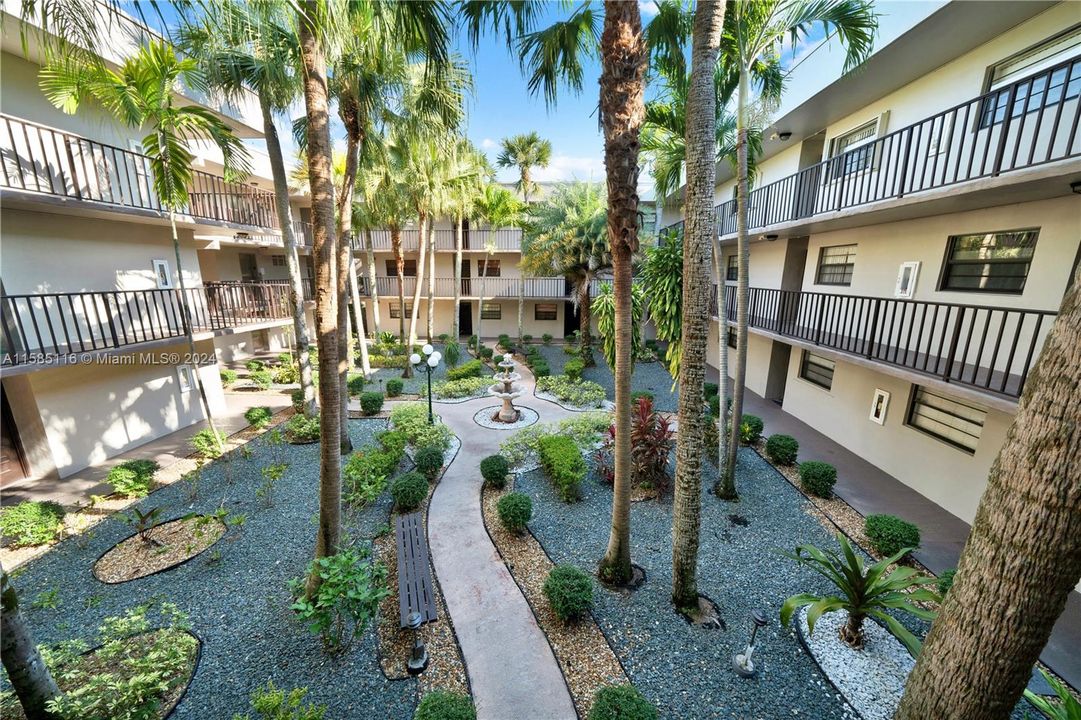 Active With Contract: $255,000 (1 beds, 1 baths, 727 Square Feet)