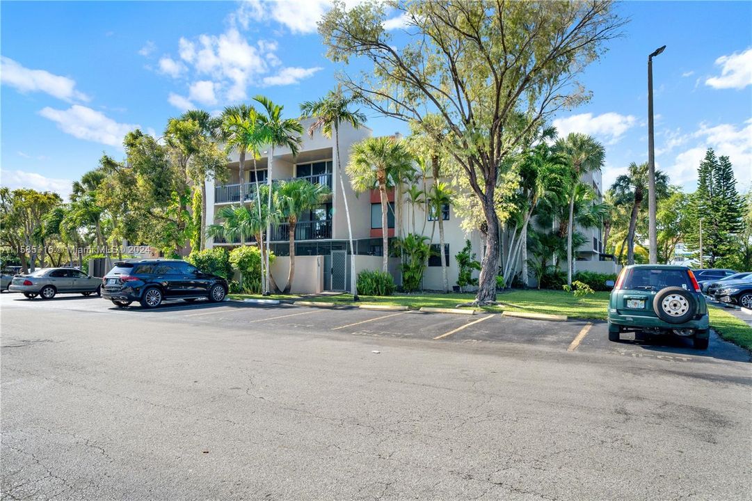 Active With Contract: $255,000 (1 beds, 1 baths, 727 Square Feet)
