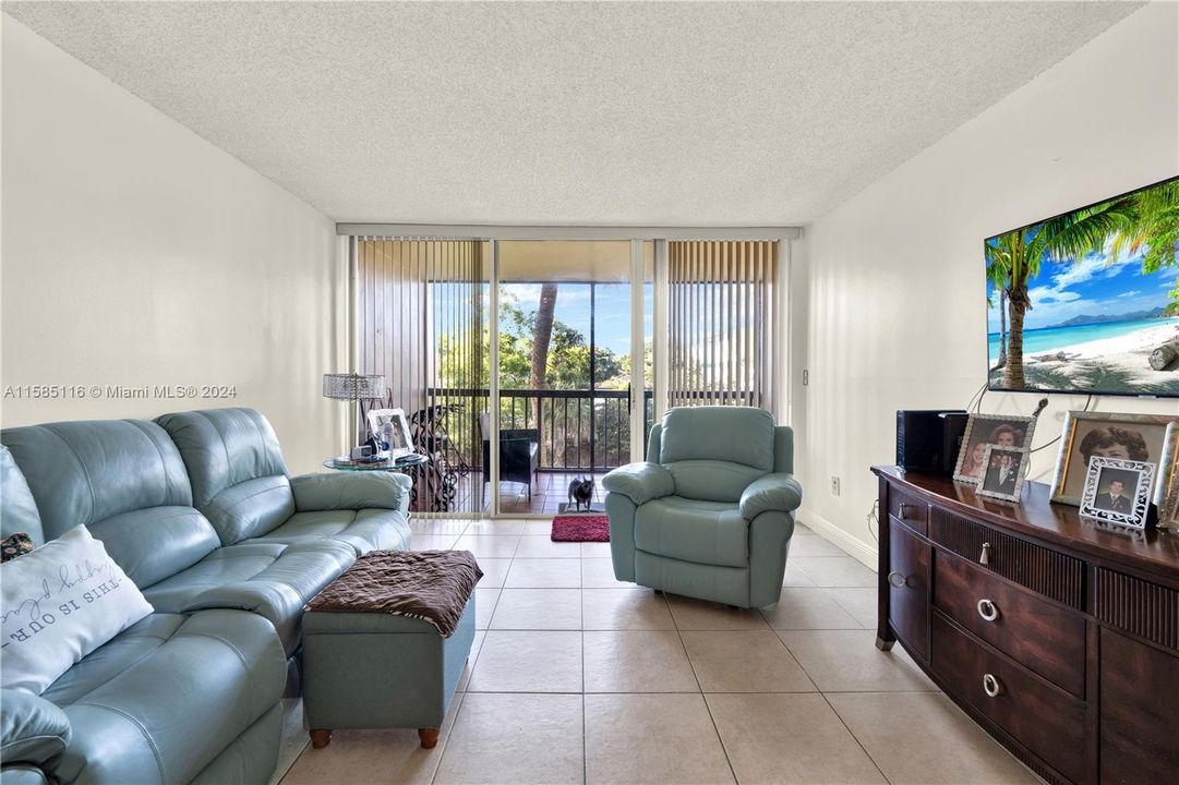 Active With Contract: $255,000 (1 beds, 1 baths, 727 Square Feet)