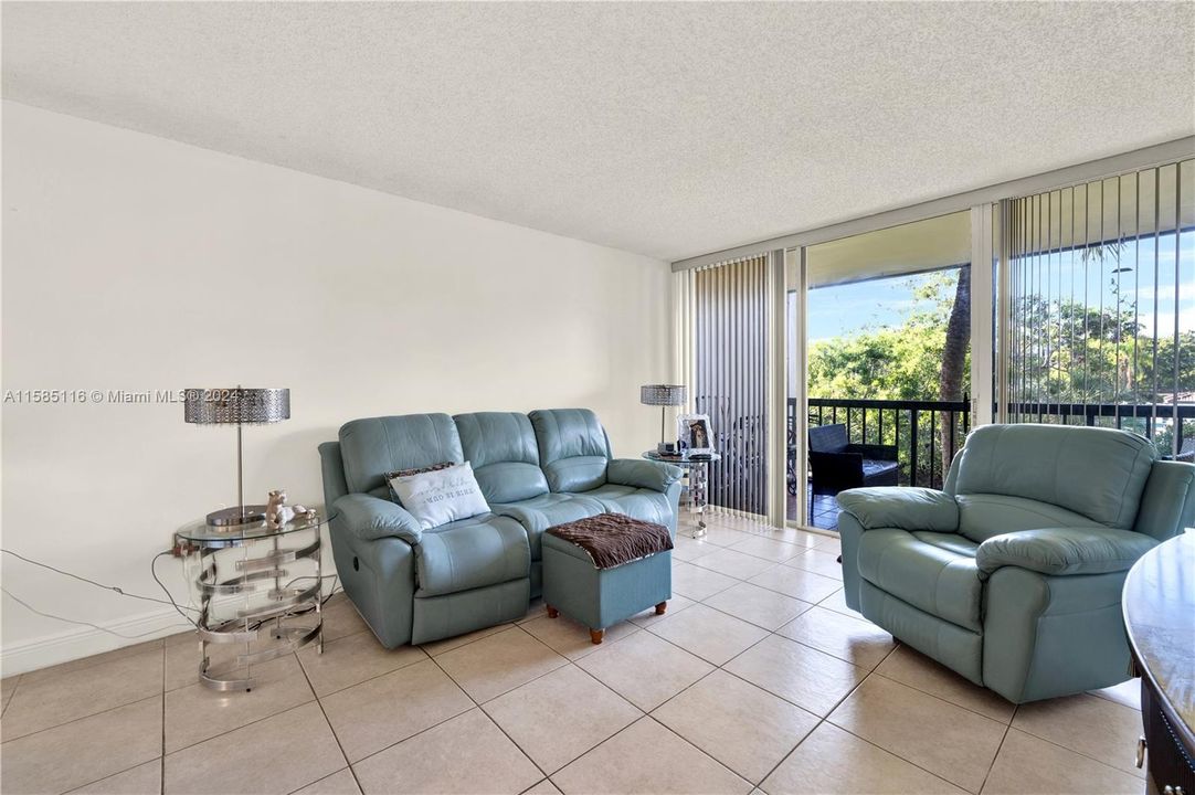 Active With Contract: $255,000 (1 beds, 1 baths, 727 Square Feet)