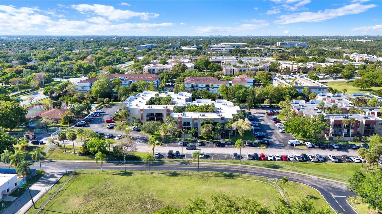 Active With Contract: $255,000 (1 beds, 1 baths, 727 Square Feet)