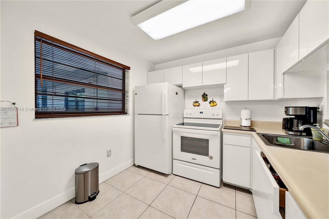 Active With Contract: $255,000 (1 beds, 1 baths, 727 Square Feet)