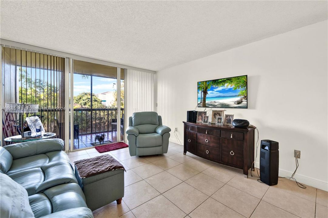 Recently Sold: $255,000 (1 beds, 1 baths, 727 Square Feet)