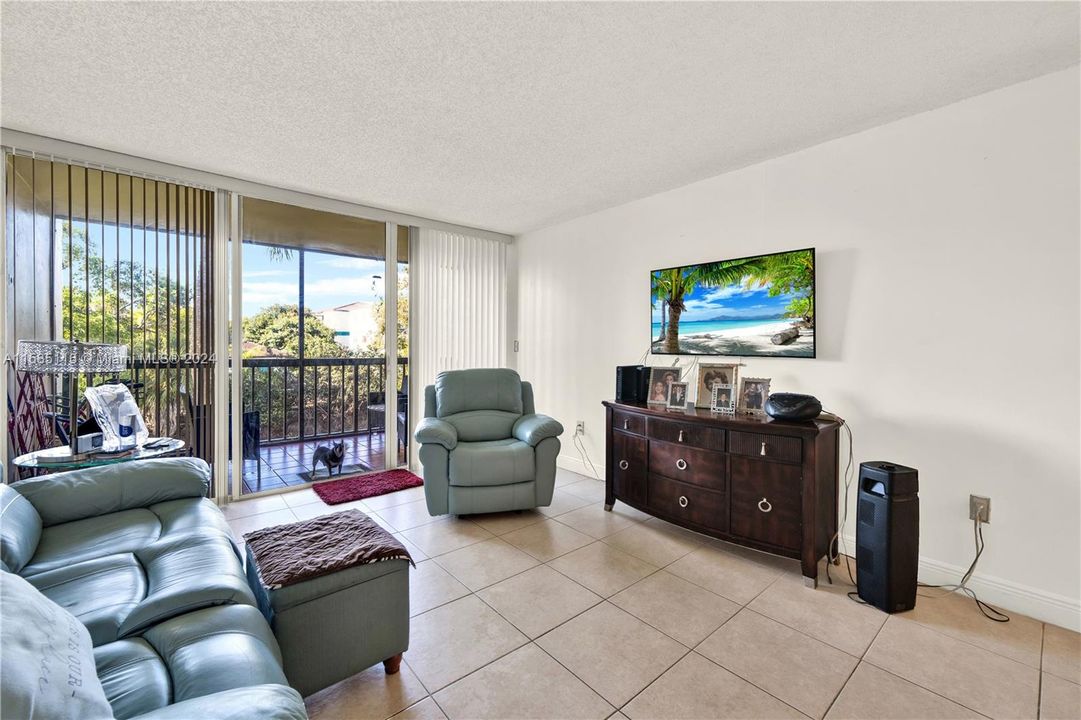 Active With Contract: $255,000 (1 beds, 1 baths, 727 Square Feet)