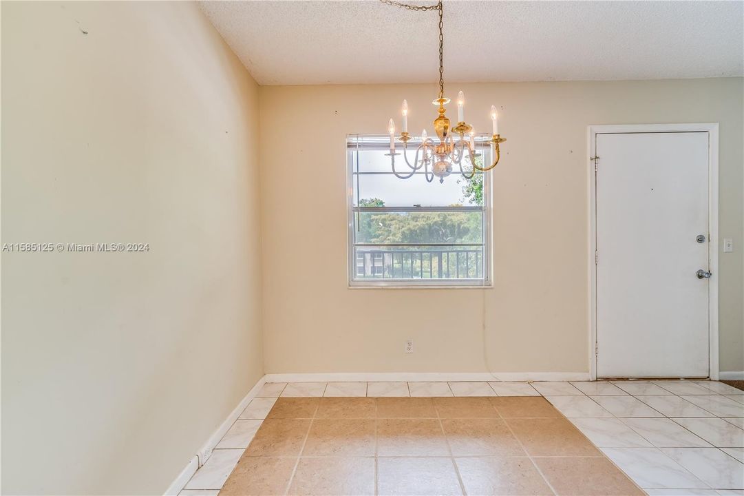 For Sale: $180,000 (2 beds, 1 baths, 953 Square Feet)