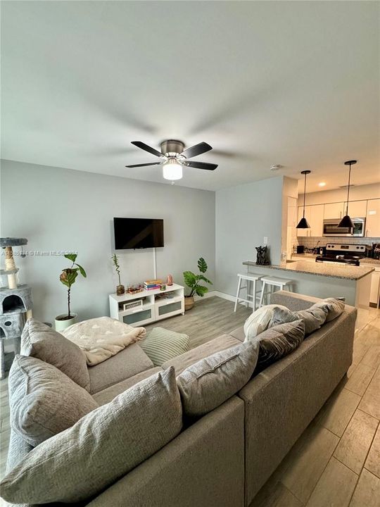 For Rent: $1,925 (1 beds, 1 baths, 750 Square Feet)