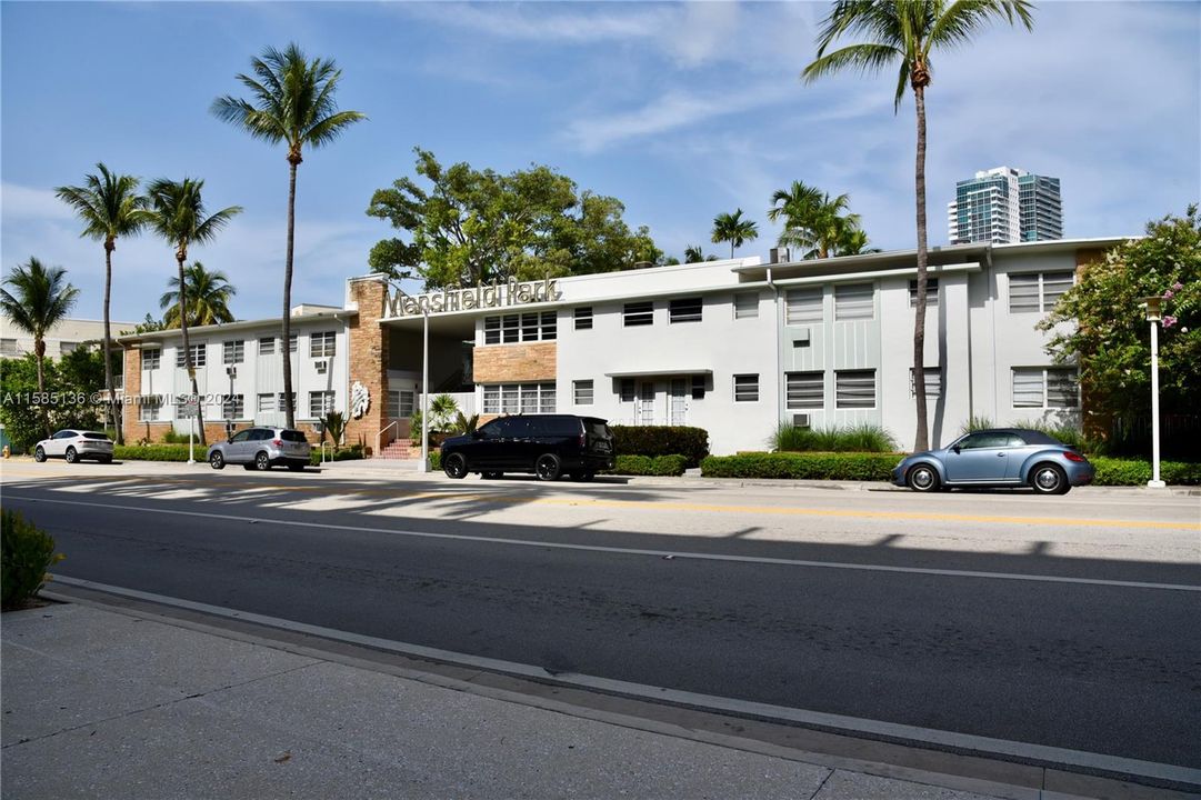 Active With Contract: $325,000 (1 beds, 1 baths, 660 Square Feet)