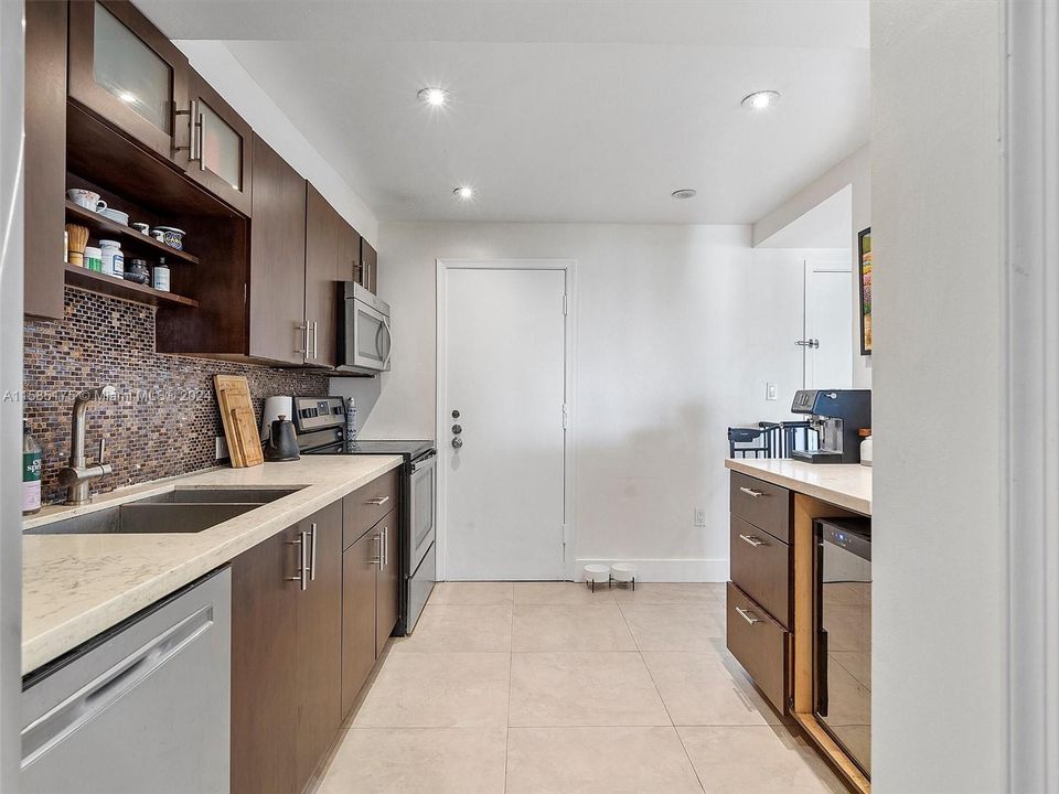 For Sale: $415,000 (2 beds, 1 baths, 884 Square Feet)