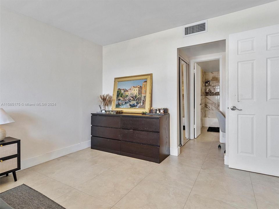 For Sale: $415,000 (2 beds, 1 baths, 884 Square Feet)