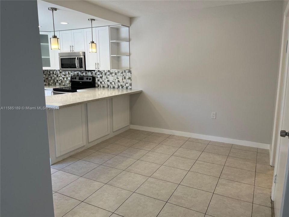 Active With Contract: $2,600 (2 beds, 2 baths, 1422 Square Feet)