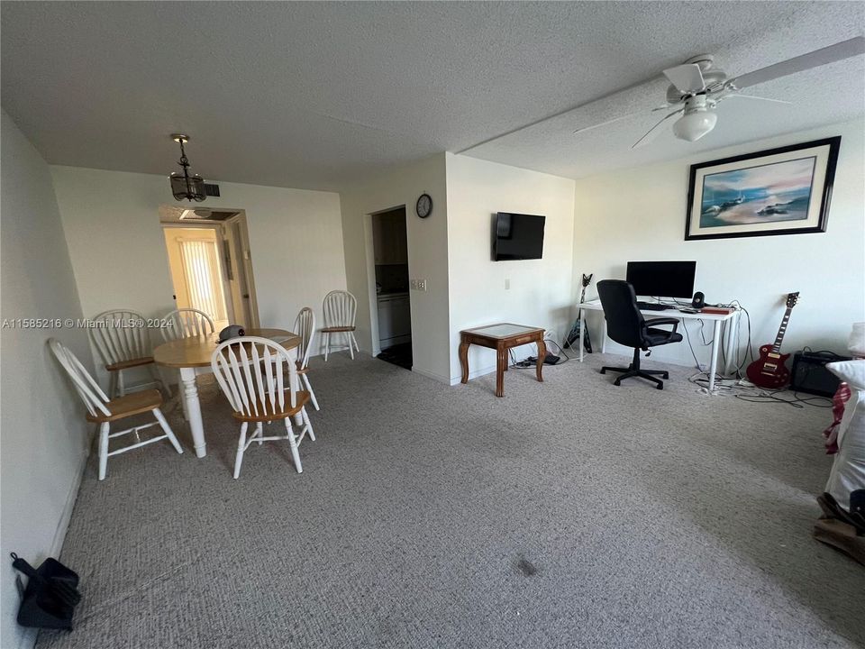 For Sale: $121,000 (1 beds, 1 baths, 719 Square Feet)