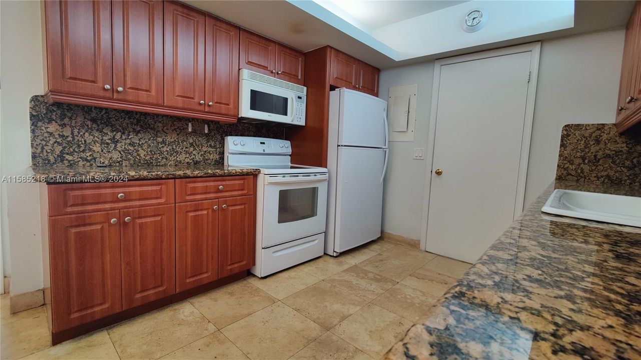 For Sale: $185,000 (2 beds, 3 baths, 1950 Square Feet)