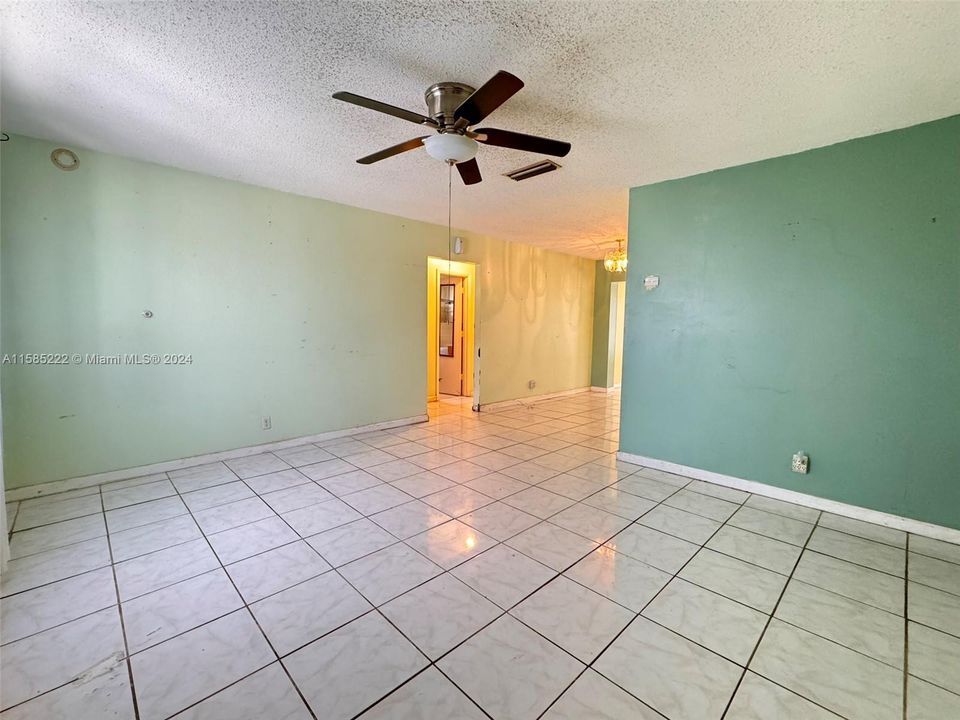 Active With Contract: $230,000 (2 beds, 1 baths, 1061 Square Feet)