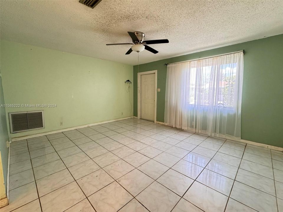 Active With Contract: $230,000 (2 beds, 1 baths, 1061 Square Feet)