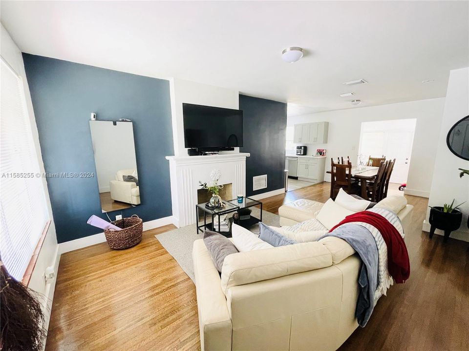 Active With Contract: $849,000 (2 beds, 1 baths, 1092 Square Feet)