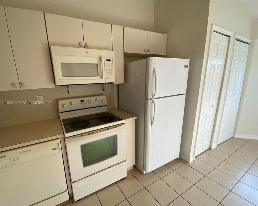 Active With Contract: $2,200 (2 beds, 2 baths, 910 Square Feet)