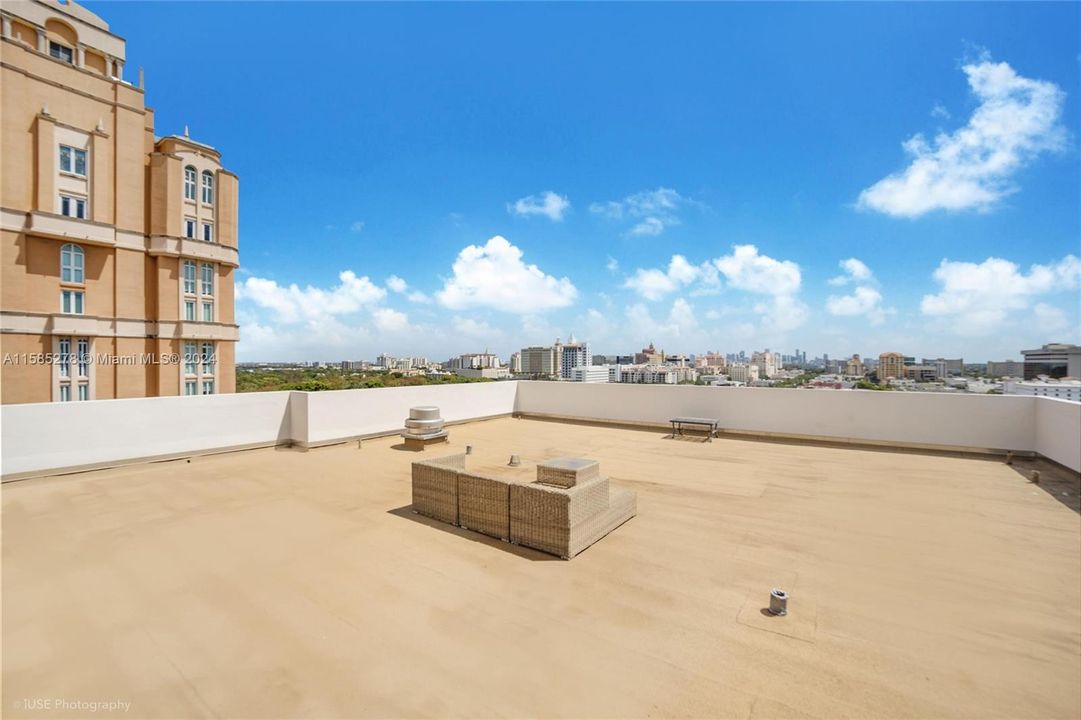 For Sale: $689,000 (1 beds, 1 baths, 932 Square Feet)