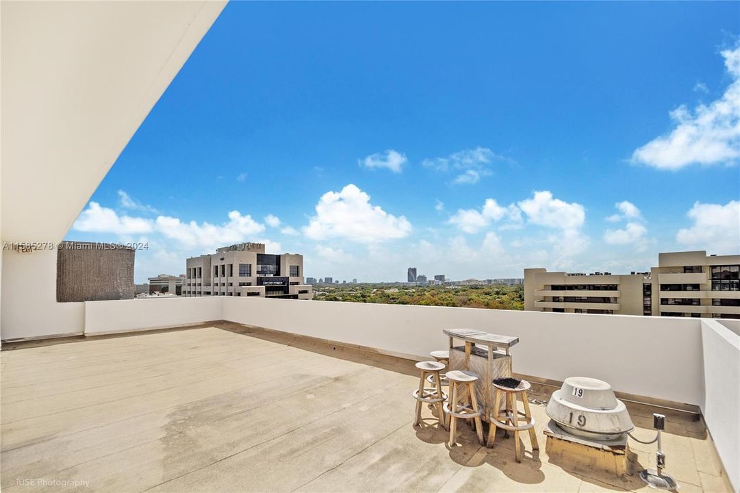 For Sale: $689,000 (1 beds, 1 baths, 932 Square Feet)