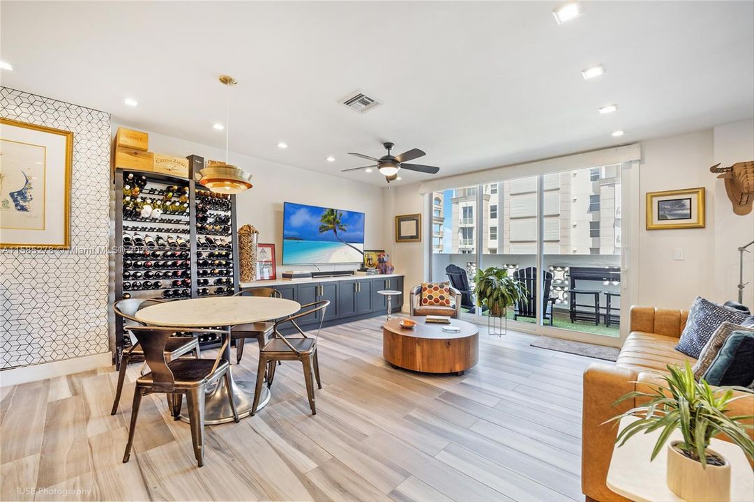 For Sale: $689,000 (1 beds, 1 baths, 932 Square Feet)