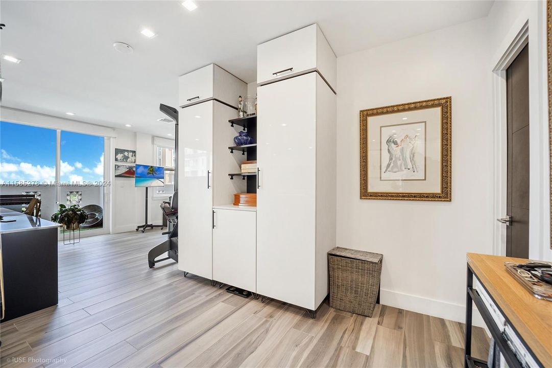 For Sale: $689,000 (1 beds, 1 baths, 932 Square Feet)