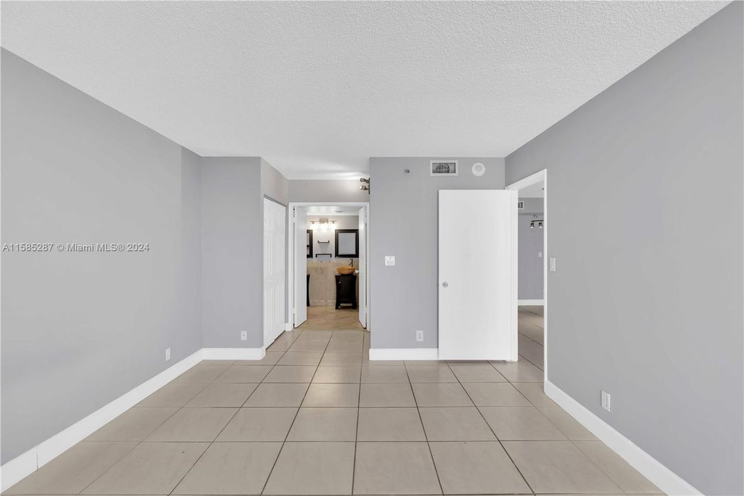 For Sale: $427,000 (2 beds, 2 baths, 1062 Square Feet)