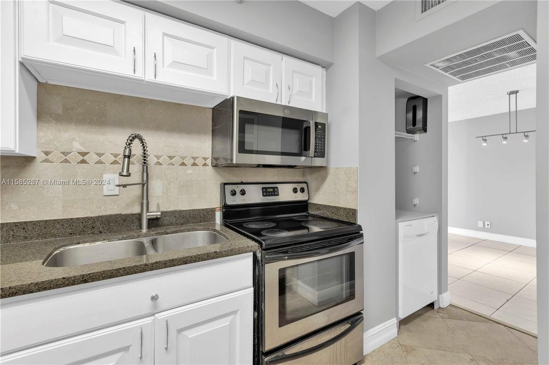 For Sale: $427,000 (2 beds, 2 baths, 1062 Square Feet)