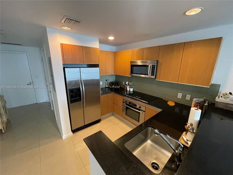 For Rent: $3,100 (1 beds, 1 baths, 945 Square Feet)