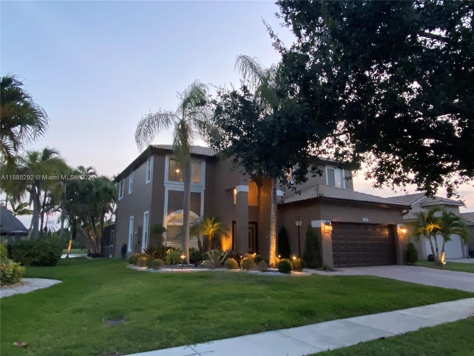 Recently Sold: $799,000 (4 beds, 2 baths, 2578 Square Feet)