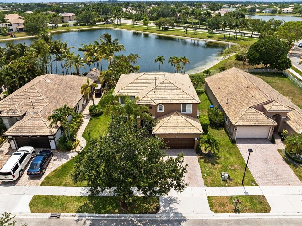 Active With Contract: $799,000 (4 beds, 2 baths, 2578 Square Feet)