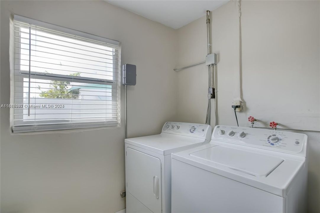 Active With Contract: $3,500 (3 beds, 2 baths, 1364 Square Feet)