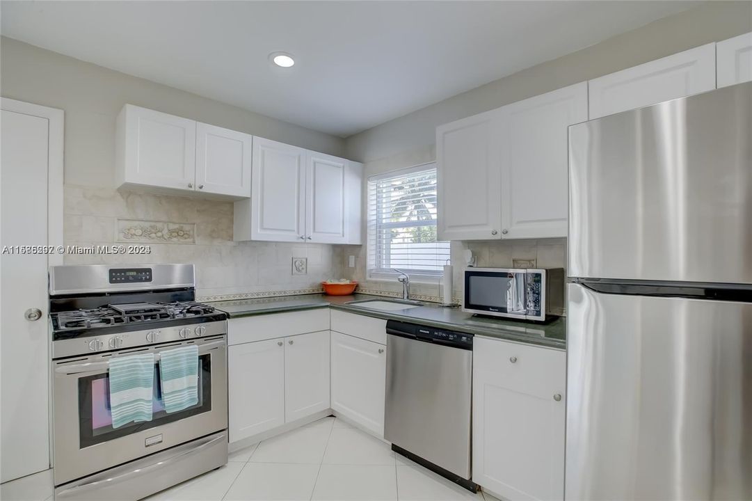 Active With Contract: $3,500 (3 beds, 2 baths, 1364 Square Feet)