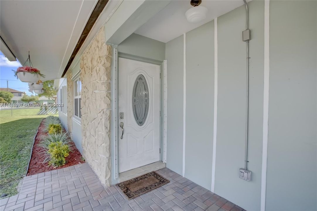 Active With Contract: $3,500 (3 beds, 2 baths, 1364 Square Feet)