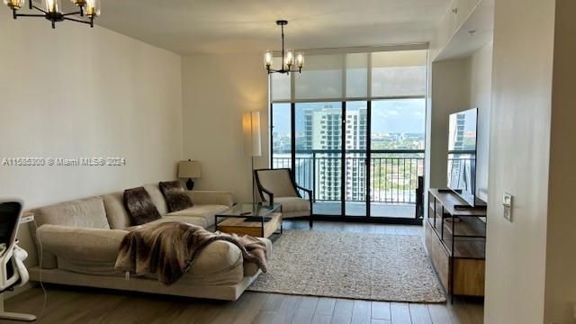 For Sale: $545,000 (1 beds, 1 baths, 819 Square Feet)