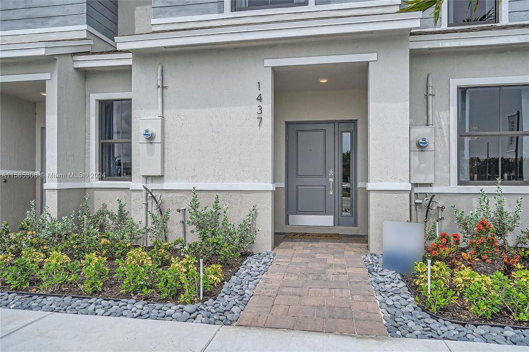 For Sale: $440,000 (3 beds, 3 baths, 1382 Square Feet)
